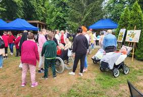 Pokaż zdjęcie: Podopieczni DPS i ich przyjaciele w ogrodach DPS w trakcie wydarzenia