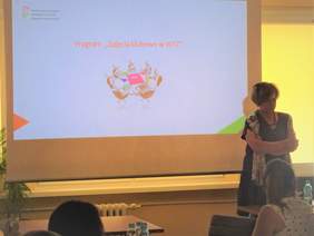 Dyrektor Oddziału Kujawsko-Pomorskiego PFRON - Aleksandra Gierej - podczas przedstawiania prezentacji