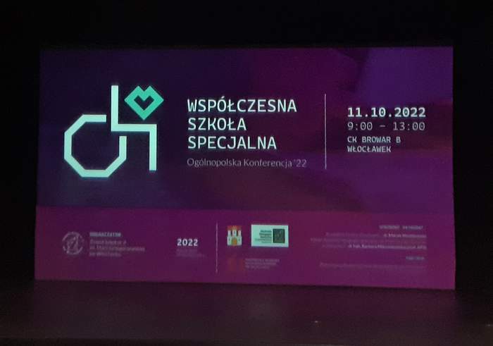 Na ekranie wyświetlono stronę tytułową konferencji "Współczesna Szkoła Specjalna" wraz z informacjami o dacie i miejscu zdarzenia