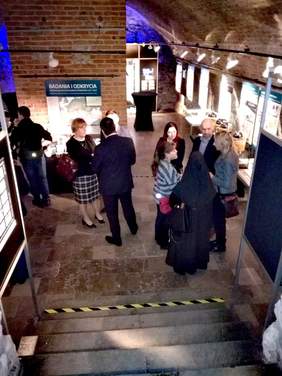 Pokaż zdjęcie: Zaproszeni goście podczas rozmowy przed Konferencją