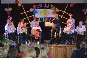 Pokaż zdjęcie: Występy artystyczne podczas obchodów XX-lecia SDiON w Miejskiej Górce