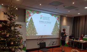 Pokaż zdjęcie: Przywitanie uczestników finału IV edycji Konkursu na kartkę bożonarodzeniową przez Annę Skupień, dyrektor Oddziału Wielkopolskiego PFRON