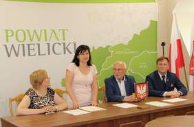 Pokaż zdjęcie: Marta Mordarska, dyrektor Małopolskiego Oddziału PFRON, Urszula Rusecka, Poseł na Sejm, Adam Kociołek - Starostwa Powiatu Wielickiego oraz Henryk Gawor-Wicestarosta Powiatu Wielickiego podczas podpisywania umowy w ramach Programu Wyrównywania Różni