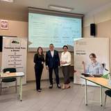 Dwie kobiety i jeden mężczyzna pozują do zdjęcia, stoją pomiędzy rollupami, na których widoczne są logotypy PFRON i PUP w Bochni