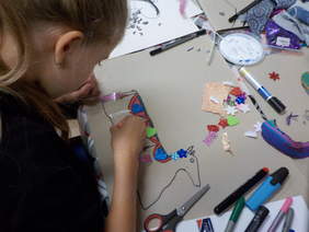 Pokaż zdjęcie: Uczestnicy projektu "Szafirowa Pracownia" podczas zajęć kreatywnych.