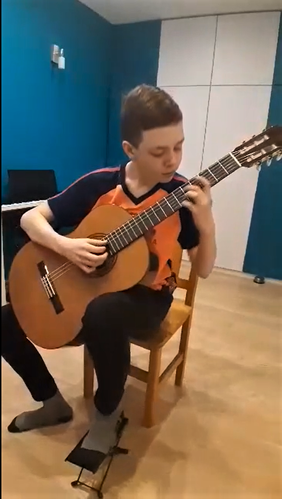 Pokaż zdjęcie: Gabryś gra na gitarze