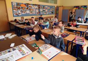 Pokaż zdjęcie: Uczniowie klasy pierwszej podczas lekcji języka migowego