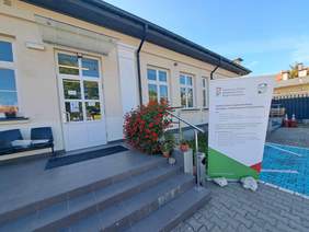 Wejście do budynku, w którym mieści się  punkt CIDON