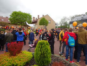 Pod siedzibą PSONI Koło w Jarosławiu w oczekiwaniu na rozpoczęcie Marszu