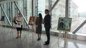 Pokaż zdjęcie: Od lewej: Marta Mordarska – Dyrektor Oddziału Małopolskiego PFRON, Dorota Habich - p.o. Prezesa Zarządu PFRON, Radosław  Włoszek – Prezes Zarządu Spółki Międzynarodowy Port Lotniczy