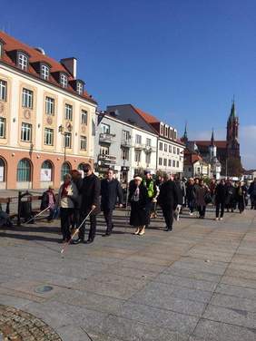 Happening w Białymstoku z okazji Międzynarodowego Dnia Białej Laski. 