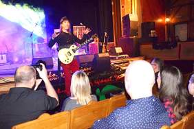 Muzyk wraz z publicznością