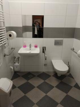 Pokaż zdjęcie: Sanitariat dostosowany do potrzeb osób niepełnosprawnych