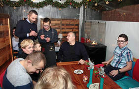 Pokaż zdjęcie: Dzieci mogły liczyć na pomoc ze strony kelnerów z Fado Cafe