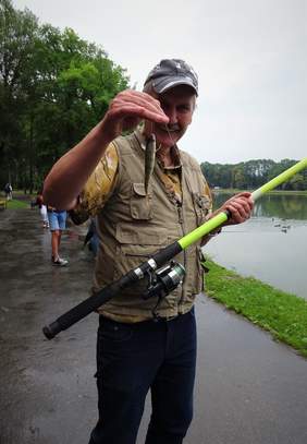 Pokaż zdjęcie: Uczestnik zawodów ze złapaną rybą
