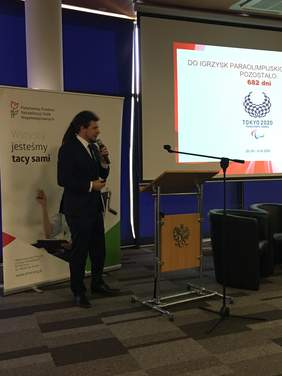 Pokaż zdjęcie: Pan Łukasz Szeliga Prezes Zarządu Polskiego Komitetu Paraolimpijskiego z wykładem pn "Sport wyczynowy osób niepełnosprawnych"
