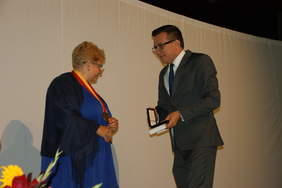 Pokaż zdjęcie: Wręczenie medalu Zasłużony dla Zamościa