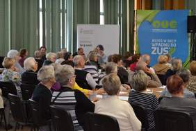 Pokaż zdjęcie: Zebrani słuchają chóru Legenda 