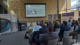 Pokaż zdjęcie: Zdjęcie sali konferencyjnej z tyłu w kierunku prelegenta.