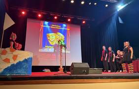 Pokaż zdjęcie: Kolejna występująca grupa. 