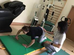 Pokaż zdjęcie: uczestniczka projektu odbywa ćwiczenia indywidualne pod okiem terapeuty