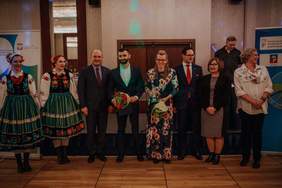 Pokaż zdjęcie: Wspólna fotografia uczestników gali