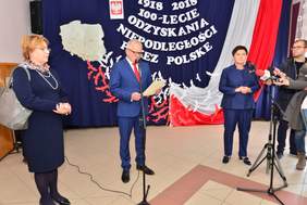 Pokaż zdjęcie: Premier Beata Szydło oraz dyrektor Marta Mordarska podczas wizyty w Specjalnym Ośrodku Szkolno – Wychowawczym w Nowym Sączu