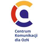 Logo na białym tle. Na środku znajduje się graficzny znak w kształcie litery „C”, złożony z trzech kolorowych segmentów: po lewej stronie segment czerwony, u góry żółty, a na dole ciemnoniebieski. Wewnątrz litery „C” jest biały okrąg, a w dolnej jego części umieszczony jest wypełniony, ciemnoniebieski kształt przypominający kroplę. Pod symbolem widoczny jest ciemnoniebieski napis:  „Centrum Komunikacji dla OzN”.