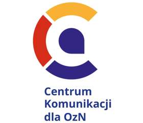 Logo na białym tle. Na środku znajduje się graficzny znak w kształcie litery „C”, złożony z trzech kolorowych segmentów: po lewej stronie segment czerwony, u góry żółty, a na dole ciemnoniebieski. Wewnątrz litery „C” jest biały okrąg, a w dolnej jego części umieszczony jest wypełniony, ciemnoniebieski kształt przypominający kroplę. Pod symbolem widoczny jest ciemnoniebieski napis:  „Centrum Komunikacji dla OzN”.