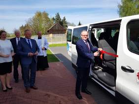 Pokaż zdjęcie: Andrzej Michalski dyrektor Oddziału Świętokrzyskiego PFRON –  przeciął symboliczną  wstęgę