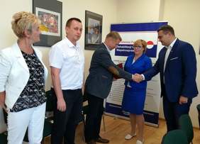 Podpisanie umowy pomiędzy Powiatem Myślenickim a PFRON w ramach „Programu wyrównywania różnic między regionami III” w obecności Jarosława Szlachetki – Posła na Sejm RP