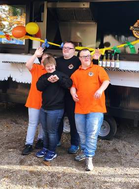 Pokaż zdjęcie: Agnieszka, Karolina, Bartek i Krystian na otwarciu 