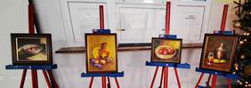 Prace plastyczne - obrazy namalowane na płótnie, przedstawione na sztalugach