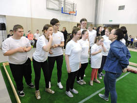 Pokaż zdjęcie: omawianie taktyki  jednej z drużyn: trener z zawodnikami