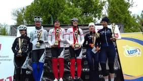 Pokaż zdjęcie: Podium tandemów żeńskich: 1. miejsce Iwona Podkościelna z Aleksandrą Tecław (KKT HETMAN), 2. miejsce Justyna Wilk z Barbarą Borowiecką (KKT HETMAN), 3. miejsce Karolina Rzepa z Edytą Jasińską (KSN Łuczniczki Bydgoszcz)