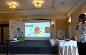 Pokaż zdjęcie: Wystąpienie dr n. med. Justyny Szczapy – Jagustyn, jednego z prelegentów konferencji