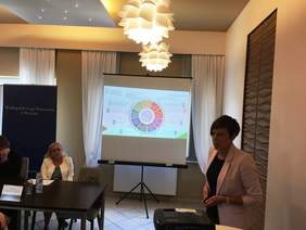 Pokaż zdjęcie: Wystąpienie Anny Skupień dyrektor Oddziału Wielkopolskiego PFRON podczas spotkania konsultacyjnego w Słupcy