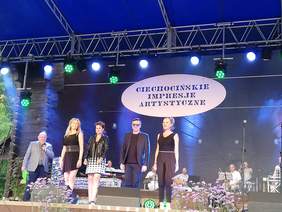 Pokaż zdjęcie: Uczestnicy Festiwalu trenowali pod okiem profesjonalnych instruktorów wokalnych