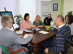 Pokaż zdjęcie: Z przodu: Marek Stępniak Wiceprezes Zarządu Fuga Mundi oraz Dorota Łukasiewicz Członek Zarządu. Po drugiej stronie stołu od prawej: Janusz Kobiałka Prezes Zarządu Fundacji Szlachetne Zdrowie oraz Dorota Solis Wiceprezes Zarządu