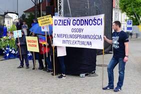 Pokaż zdjęcie: uczestnicy Dnia Godności Osób z Niepełnosprawnością Intelektualną w Kutnie