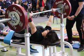 Pokaż zdjęcie: Niepełnosprawna zawodniczka w trakcie podnoszenia sztangi 