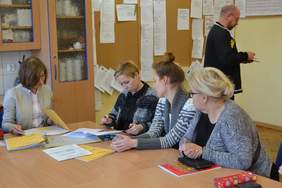 Pokaż zdjęcie: Podpisywanie umów z nauczycielami SOSW w Bartoszycach