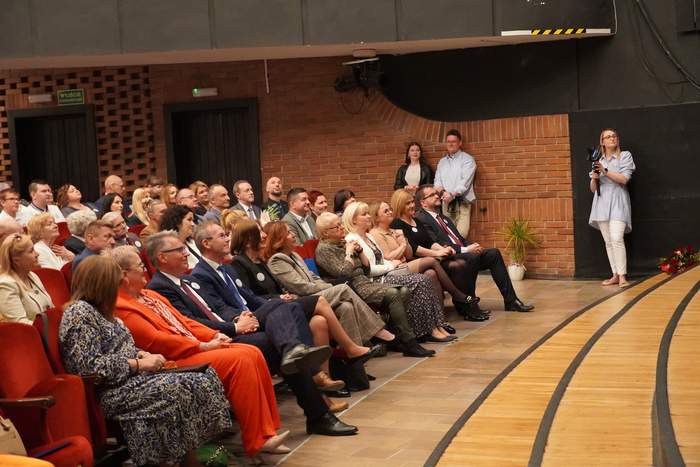 Pokaż zdjęcie: Rzędy zapełnione widzami w Lubuskim Teatrze, wszyscy są ubrani odświętnie, są uśmiechnięci, sala jest duża