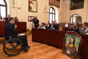 Pełnomocnik Prezydenta Bydgoszczy ds. Osób Niepełnosprawnych – Krzysztof Kranz - przdstawia zgromadzonym "Sprawozdanie z realizacji zgłoszonych interpelacji z lat poprzednich" 