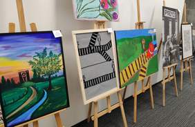 Pokaż zdjęcie: Pradze na sztalugach