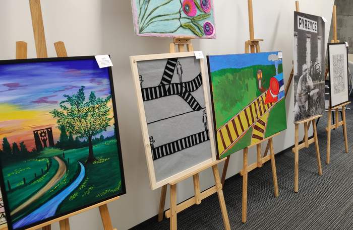 Pokaż zdjęcie: Pradze na sztalugach