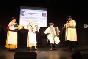 Pokaż zdjęcie: Uczestnicy przeglądu w trakcie występu