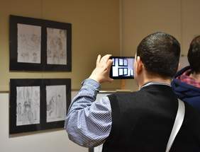 Odwiedzający wystawę byli pod wrażeniem oglądanych prac.