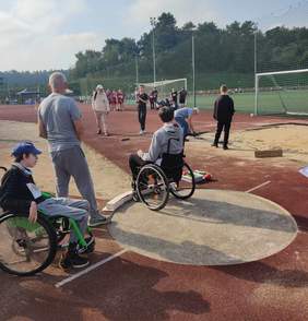 Pokaż zdjęcie: Osoby z niepełnosprawnością w trakcie zawodów