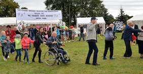 Pokaż zdjęcie: uczestnicy i goście imprezy integracyjnej